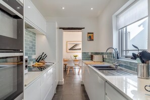 Micro-ondes, four, lave-vaisselle