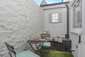 Outdoor dining - 2 Bed in Appledore (oc-w29254) (Appledore)