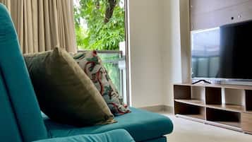 Deluxe Apartment, Garden View | Living area