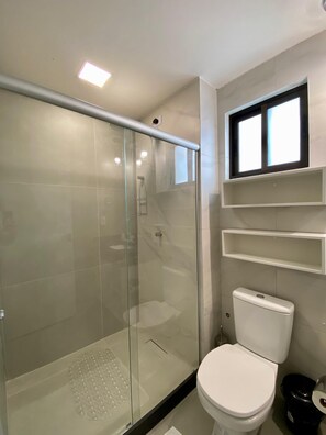 Deluxe Apartment, Garden View | Bilik Mandi | Pengering rambut, tuala disediakan, sabun, tisu tandas 