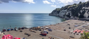 Beach Court - Two Bedroom House, Sleeps 4