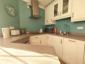 Mikrowelle, Ofen, Geschirrspüler, Kochgeschirr/Geschirr/Besteck