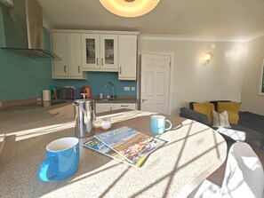 Microwave, oven, dishwasher, cookware/dishes/utensils - 2 Bed in Beer (oc-b30324) (Beer)