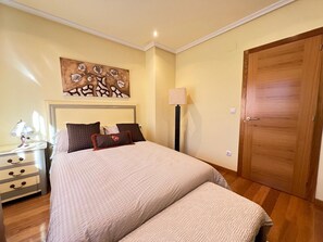 4 chambres, fer et planche à repasser
