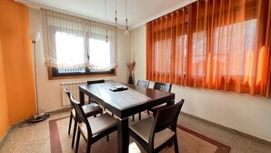 House | Dining - Holiday Home With Private Garage (Pereiro de Aguiar)