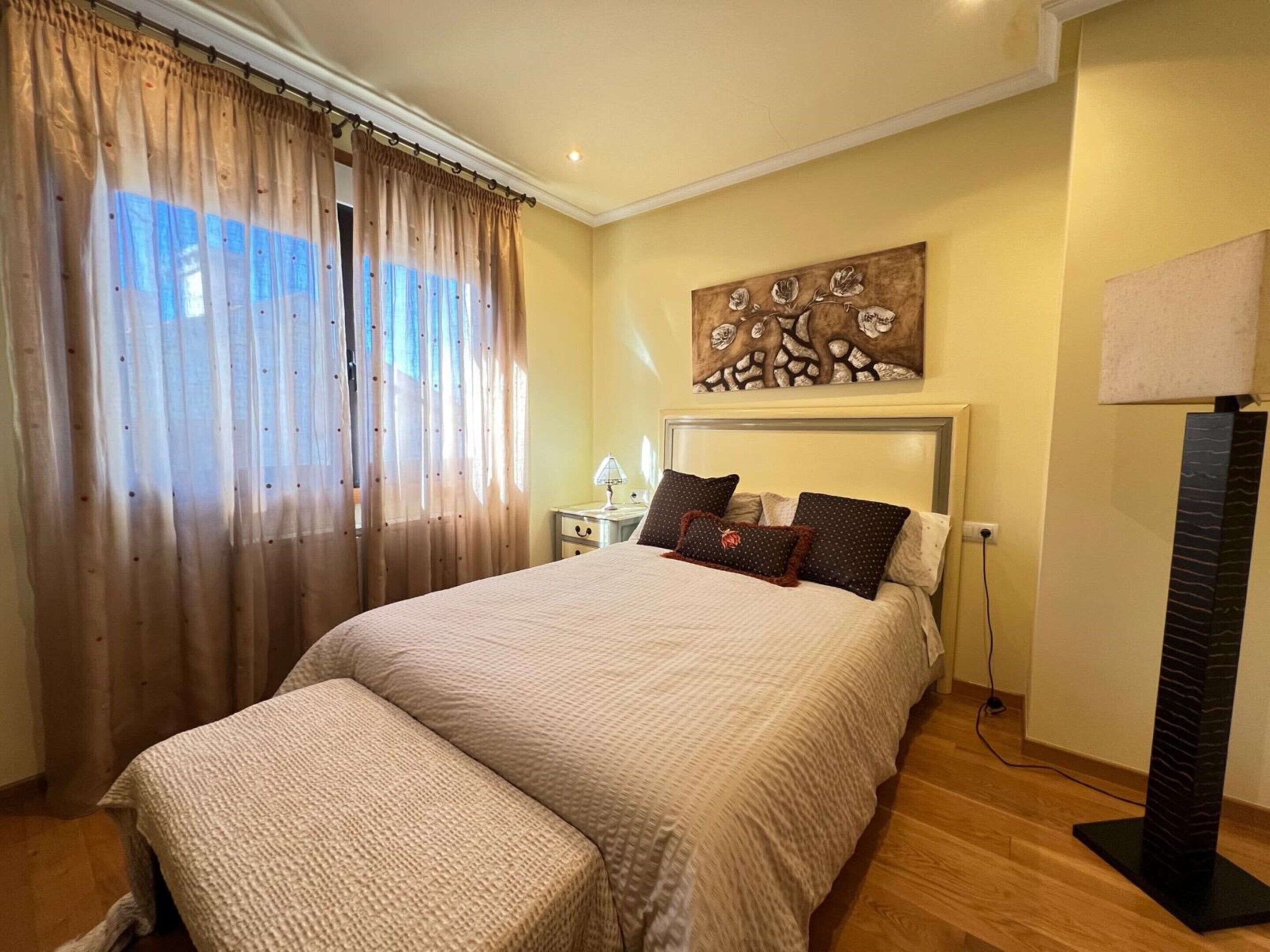 Casa | 4 dormitorios y tabla de planchar con plancha