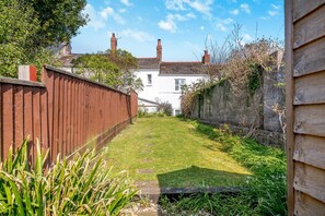 Property grounds - 3 Bed in Appledore (oc-t30325) (Appledore)