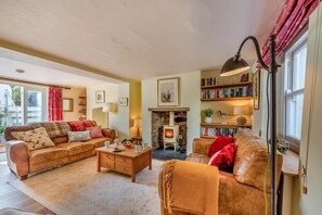 TV, fireplace - 3 Bed in Appledore (oc-t30325) (Appledore)