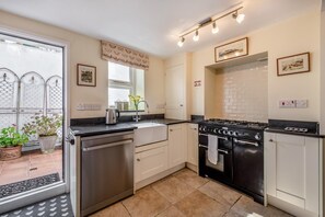 Microwave, oven, dishwasher, high chair - 3 Bed in Appledore (oc-t30325) (Appledore)