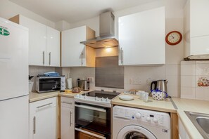 Fridge, oven, dishwasher, cookware/dishes/utensils