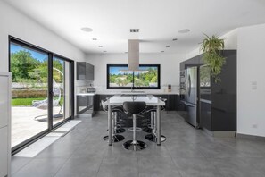 Fridge, microwave, oven, stovetop - Villa with heated swimming pool, spa, gym and cinema (Cuges-les-Pins)