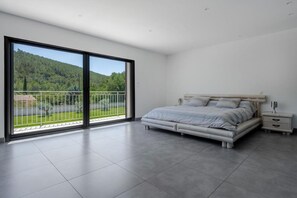 4 bedrooms, desk, iron/ironing board, WiFi - Villa with heated swimming pool, spa, gym and cinema (Cuges-les-Pins)