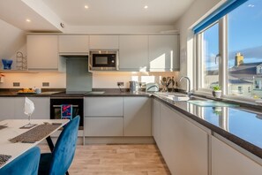 Microondas, horno, lavavajillas y utensilios de cocina