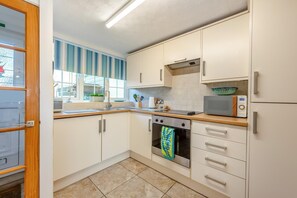 Microwave, oven, cookware/dishes/utensils, dining tables - 1 Bed in Teignmouth (oc-s30458) (Teignmouth)