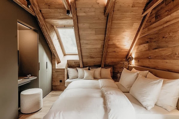 2 bedrooms, desk, iron/ironing board, WiFi