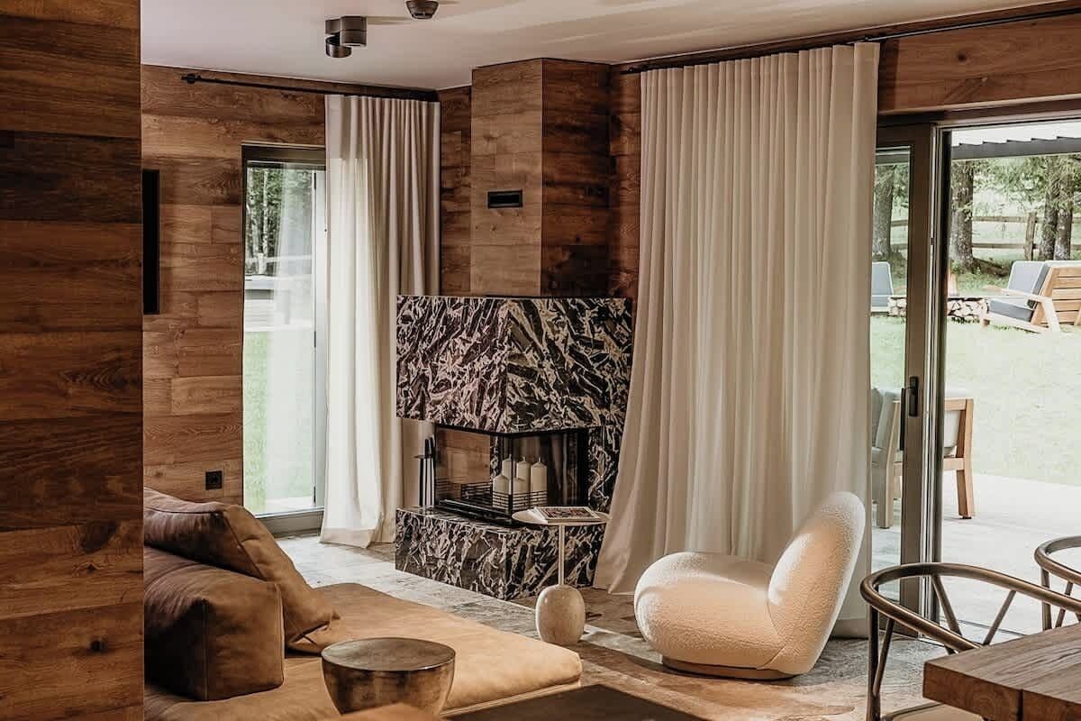 Televisor, llar de foc, videojocs i estèreo 