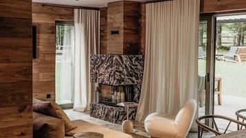 Een televisie, een open haard, videogames en een stereo