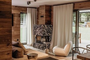 Una televisión, una chimenea, videojuegos, un reproductor estéreo