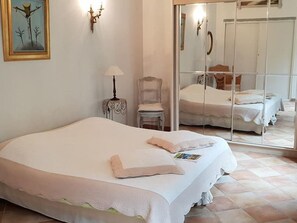 4 Schlafzimmer, Schreibtisch, Bügeleisen/Bügelbrett, WLAN