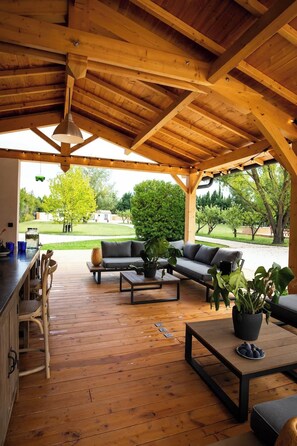 Outdoor dining - Superb suite in a villa with private pool (Noves)