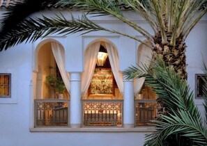 تفاصيل الفندق من الخارج