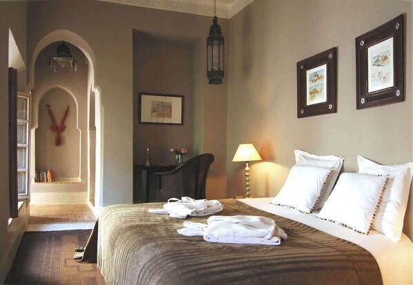 2 bedrooms, desk, WiFi, bed sheets