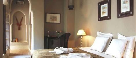 1 bedroom, desk, WiFi, bed sheets