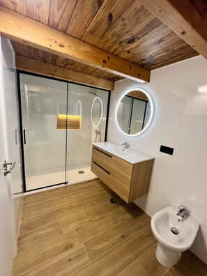 Dusche, Haartrockner, Bidet, Handtücher