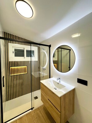 Shower, hair dryer, bidet, towels