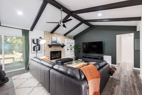 TV, fireplace