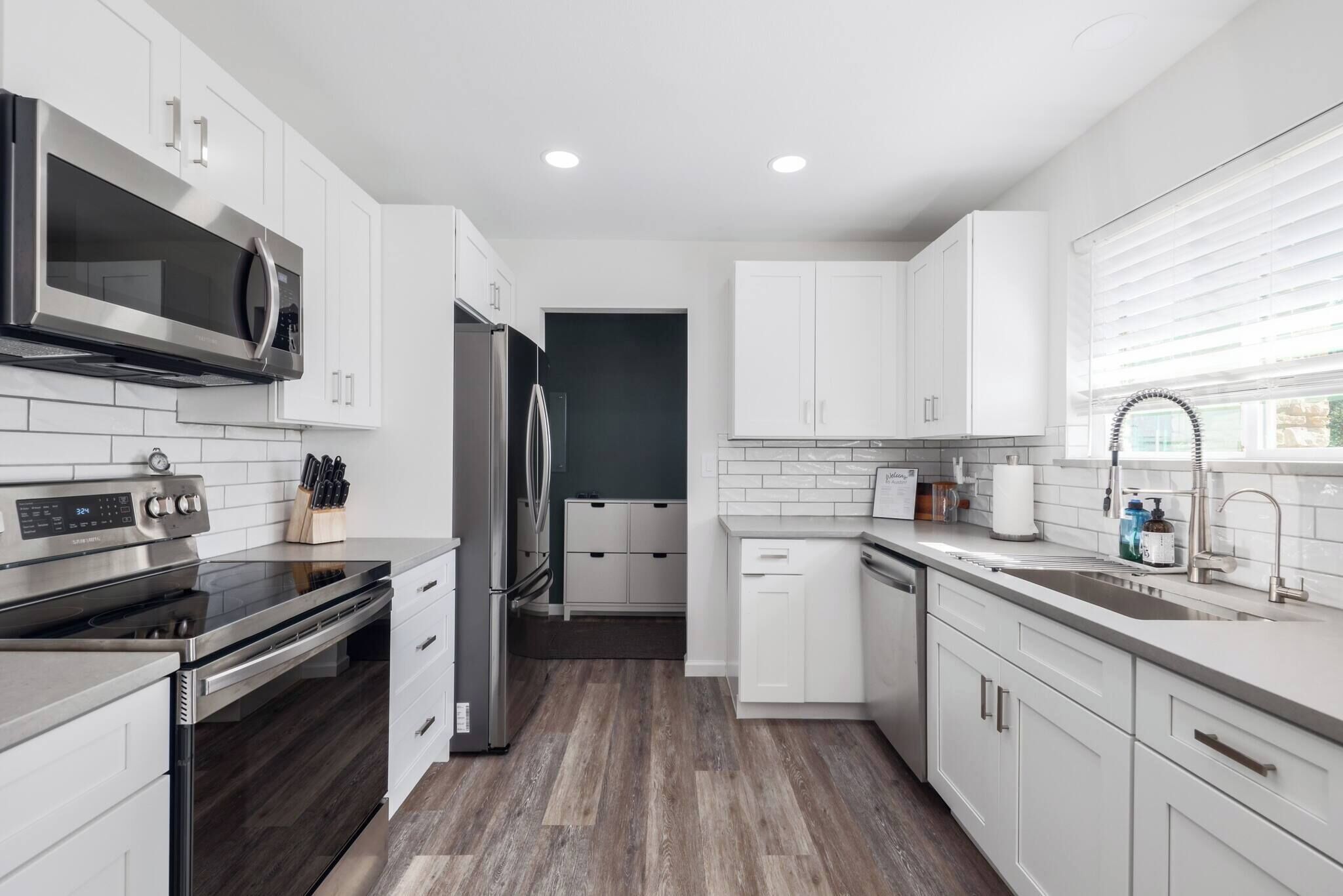 Réfrigérateur, micro-ondes, four, plaque de cuisson