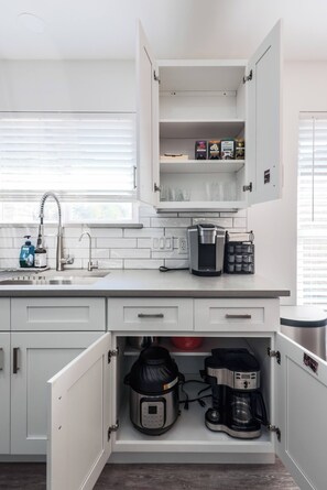 Réfrigérateur, four à micro-ondes, un four, surface de cuisson