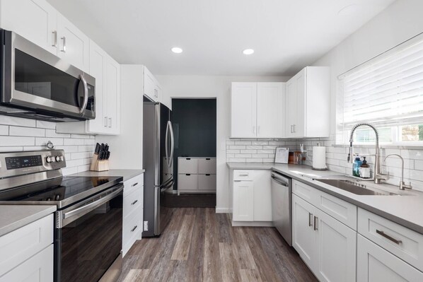 Coffee/tea maker, fridge, microwave, oven