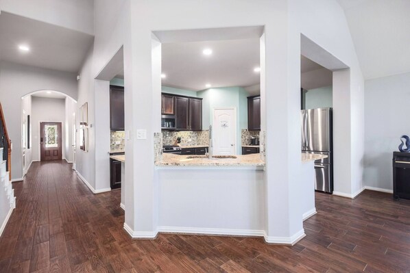 Frigorífico, microondas, horno y placa de cocina