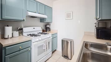 Coffee/tea maker, fridge, microwave, oven