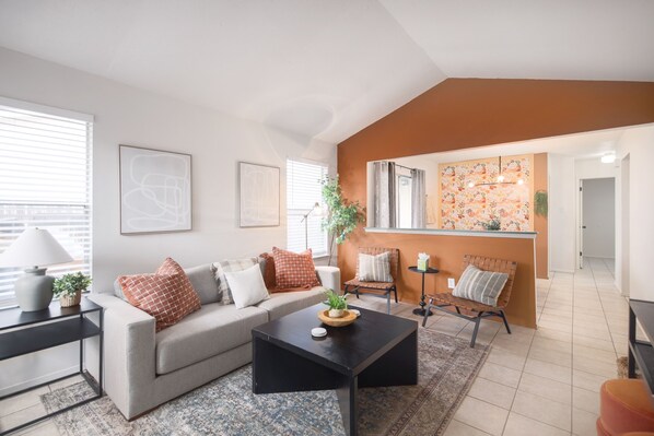 TV - Quiet 2BR Retreat | Near UT & The Domain (Austin)
