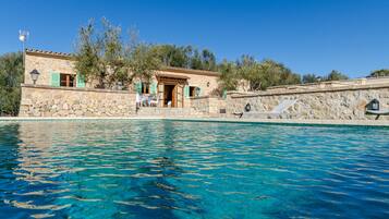 Villa | Alberca | Alberca techada y alberca al aire libre