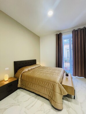 1 dormitorio, tabla de planchar con plancha, wifi y ropa de cama