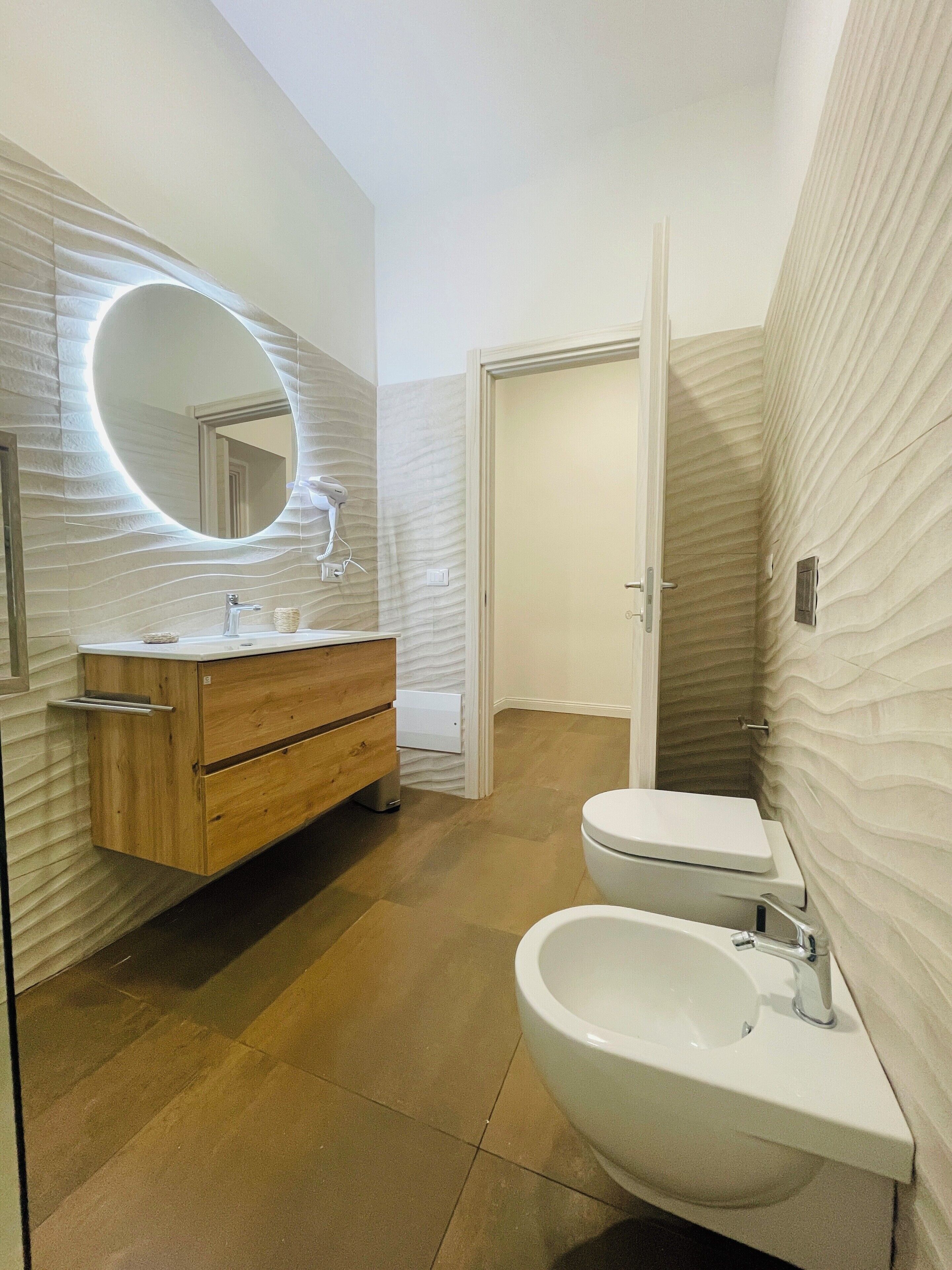 Doccia, asciugacapelli, bidet, asciugamani