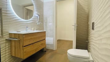 Shower, hair dryer, bidet, towels