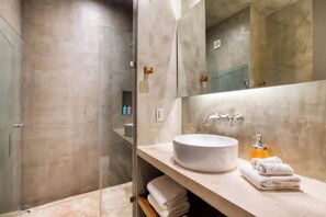 Hair dryer, towels, soap, toilet paper - Tulum King private Pool rooftop Jacuzzi Seremonia

 (Tulum)