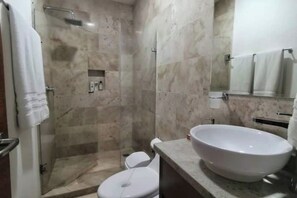 Secadora de cabello, toallas, jabón, papel de baño 