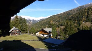 A view of a mountain landscape with snow-capped peaks and dense forests. - Apartment With Mountain & Slope View (Bad Kleinkirchheim)