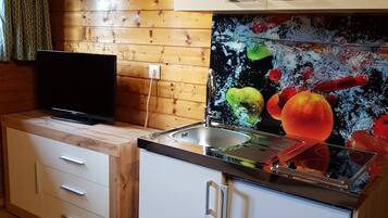 Apartamento | Cozinha privada | Geladeira, talheres/pratos/utensílios de cozinha