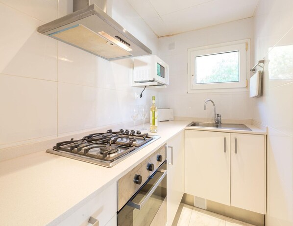 Departamento | Cocina privada | Refrigerador y utensilios de cocina 