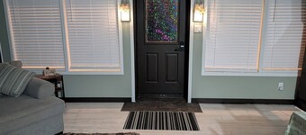 Almaguin Hideaway Retreat: Rustic and chic 1-bedroom house. Downtown South River