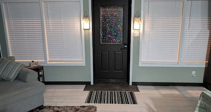 Almaguin Hideaway Retreat: Rustic and chic 1-bedroom house. Downtown South River
