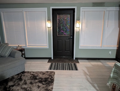 Almaguin Hideaway Retreat: Rustic and chic 1-bedroom house. Downtown South River