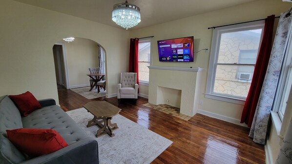 Smart TV, fireplace - Cozy 1-bedroom apartment 5 minutes to Downtown San Antonio, Riverwalk, Pearl (San Antonio)