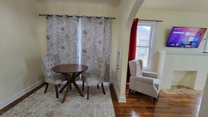 Dining - Cozy 1-bedroom apartment 5 minutes to Downtown San Antonio, Riverwalk, Pearl (San Antonio)